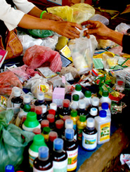Nhiều loại thuốc bảo vệ thực vật vẫn bán tự do tại các chợ nông thôn.