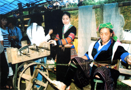 Phụ nữ dân tộc Mông xã Suối Giáng (huyện Văn Chấn) dệt thổ cẩm.
(Ảnh: Quang Thiều)
