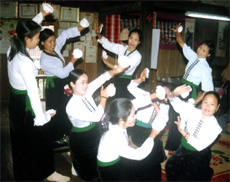 Phụ nữ Mường trong làng văn hóa Đồng Lơi, 
xã Thanh Lương (Văn Chấn) biểu diễn văn nghệ trên nhà sàn phục vụ khách du lịch. (Ảnh: H.N)

