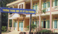 Trường THCS Tân Phượng (Lục Yên) được đầu tư xây dựng khang trang, phục vụ tốt nhiệm vụ giảng dạy và học tập cũng như phát triển sự nghiệp giáo dục đào tạo ở vùng cao.