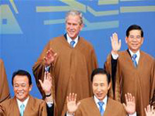 Ông Bush cùng các nhà lãnh đạo Việt Nam, Nhật Bản, Hàn Quốc tại Hội nghị APEC ngày 23/11