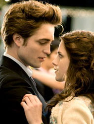 Robert Pattinson vai ma cà rồng Edward Cullen và Kristen Stewart vai nữ sinh trong Twilight.