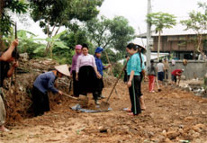 Người dân ở tổ Pá Khết, phường Trung Tâm (thị xã Nghĩa Lộ) tham gia làm đường giao thông nông thôn.