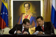 Tổng thống Nga Dmitry Medvedev (trái) và người đồng cấp Venezuela Hugo Chavez tại lễ kí kết các thỏa thuận hợp tác song phương ở Caracas hôm 26/11