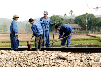 Công nhân Công ty Quản lý đường sắt Yên Lào duy tu, bảo dưỡng đường. (Ảnh: Thu Hạnh)