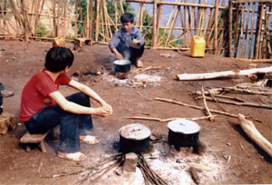 Bếp nấu cơm của học sinh là một góc sân trường.