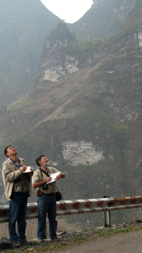 Hai giáo sư trong nhóm chuyên gia thẩm định của UNESCO kiểm tra về địa chất của cao nguyên đá Hà Giang.