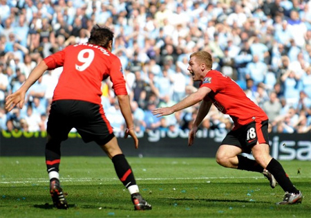 Paul Scholes (phải) tác giả của bàn thắng quyết định trong trận derby thành Manchester.