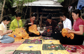 Nghề dệt thổ cẩm đã mang lại thu nhập ổn định cho một bộ phận lao động nữ ở Văn Chấn, Nghĩa Lộ.