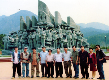 Đoàn văn nghệ sĩ Yên Bái bên tượng đài chiến thắng Mường Phăng.