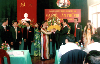 Đồng chí Hà Thị Hải - Bí thư Đảng ủy Khối tặng hoa chúc mừng BCH Đảng bộ Cục Thuế khóa VIII.