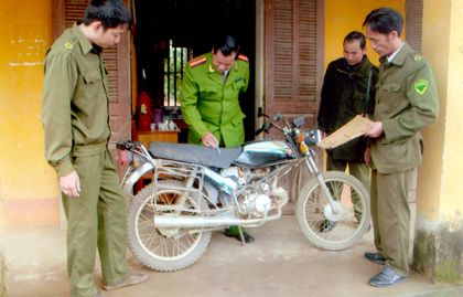 Công an Châu Quế Hạ kiểm tra phương tiện xe máy đối tượng đánh bạc trên địa bàn.