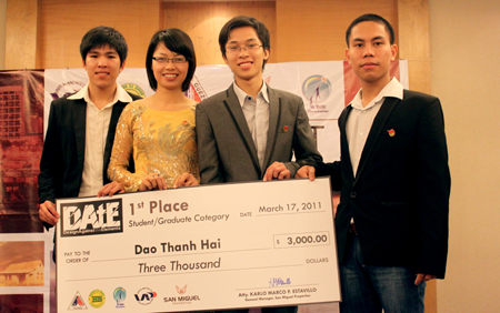 Đào Thanh Hải (thứ hai từ phải sang) và nhóm bạn nhận giải thưởng tại Manila (Philipin) ngày 17/3/2011.