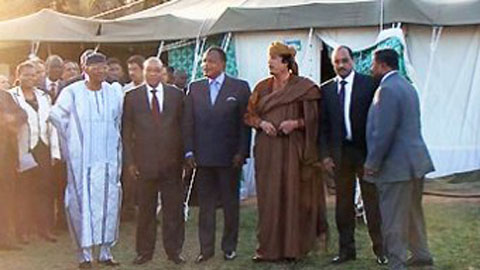 Ông Gaddfi và các thành viên của phái đoàn Au ngoài căn lều Bedouin.