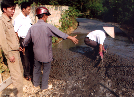 Bê tông hóa đường thôn tại thôn 5, xã Văn Phú (thành phố Yên Bái).
