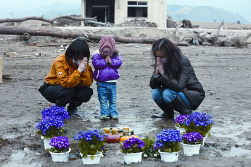 Cầu nguyện cho người thân thiệt mạng do sóng thần ở tỉnh Miyagi