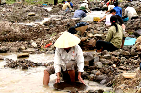 Một điểm khai thác quặng trái phép tại Quỳ Hợp (Nghệ An).
