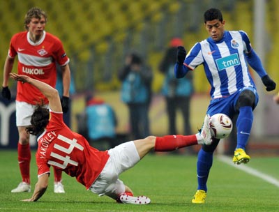 Tiền đạo Hulk (phải, Porto) vượt qua sự truy cản của hậu vệ Pavel Yakovlev của Spartak Moscow.
