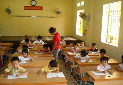 Bài học làm người đều bắt đầu từ những ngày ấu thơ trên mái trường tiểu học. (Trong ảnh: Học sinh lớp 1A Trường tiểu học Kim Đồng, thành phố Yên Bái làm bài Toán tự luyện buổi chiều).