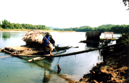 Nghề nuôi cá lồng trên sông Chảy ở xã Đại Minh, huyện Yên Bình. (Ảnh: Thanh Miền)