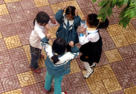 Học sinh Trường Tiểu học Nam Cường (TP Yên Bái) chơi trò chơi trong giờ nghỉ.  (Ảnh: Thanh Ba)

