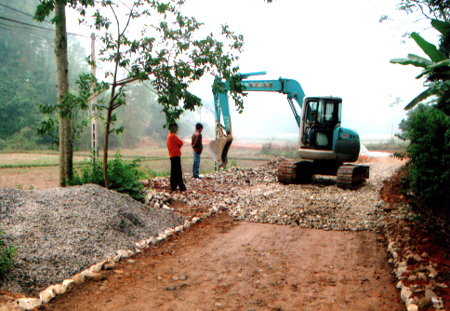 Đường từ Hưng Khánh đi Hồng Ca (Trấn Yên) được đầu tư 
từ vốn Chương trình 135.
