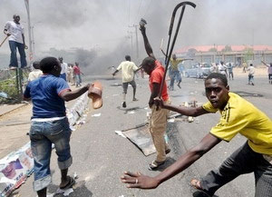 Bất chấp lệnh giới nghiêm, bạo lực vẫn leo thang tại nhiều thành phố ở Nigeria. 

