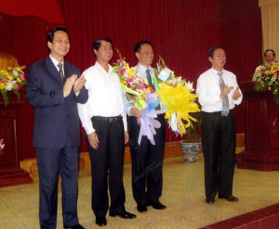 Các đồng chí lãnh đạo tỉnh Yên Bái tặng hoa chúc mừng đồng chí Nguyễn Văn Ngọc.