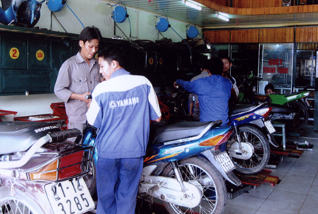 Hoạt động kinh doanh dịch vụ - thương mại thúc đẩy kinh tế thành phố phát triển.
Ảnh: Một cơ sở sửa chữa xe máy ở phường Hồng Hà.