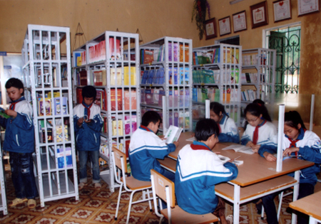 Học sinh Trường THCS thị trấn Cổ Phúc trong giờ đọc sách tại thư viện nhà trường.
