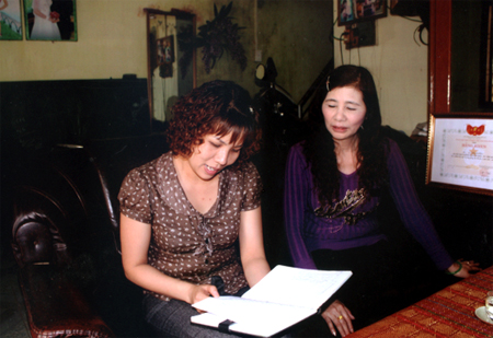Chị Chuyên (bên trái) đang trao đổi công việc với cộng tác viên dân số Tạ Thị Duyền tổ 29, phường Nguyễn Phúc.