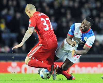 Tiền đạo Yakubu (phải, Blackburn) tranh bóng với hậu vệ Martin Skrtel của Liverpool.
