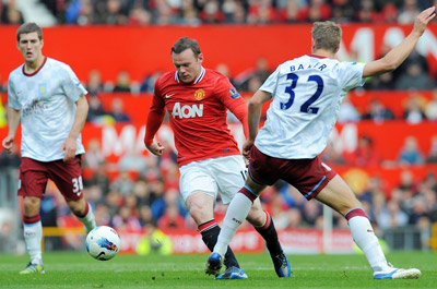 Tiền đạo Wayne Rooney (giữa, Man.United) đột phá trước hàng phòng ngự Aston Villa.