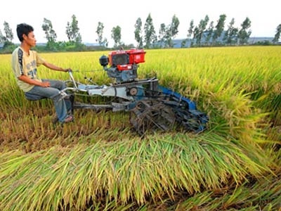 Những thiết bị cơ giới như máy kéo, máy gặt luôn là niềm mơ ước của nhiều nông dân ĐBSCL.