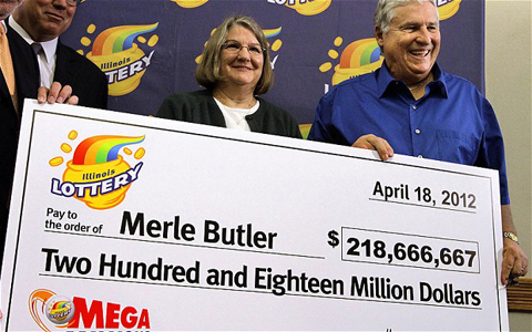 Ông bà Merle và Patricia Butler nhận giải độc đắc của Mega Millions.