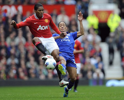 Tiền vệ Steven Pienaar (áo xanh, Everton) nỗ lực truy cản Antonio Valencia của Man.United.