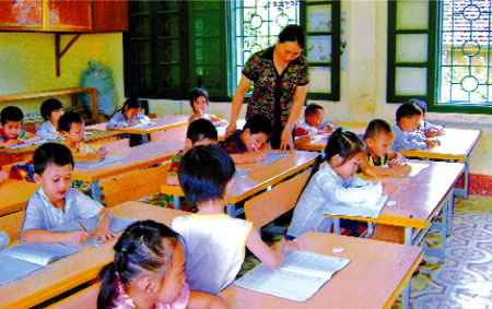 Một giờ học của các em học sinh trường Tiểu học Sơn Thịnh
(huyện Văn Chấn). (Ảnh minh họa)