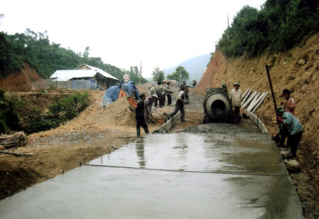 Bê tông hóa đường giao thông nông thôn ở thôn Păng Cáng xã Suối Giàng (Văn Chấn).
(Ảnh: Đức Hồng)
