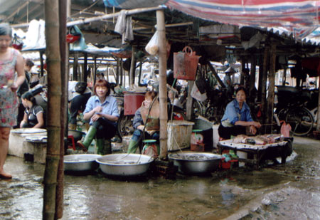 Tình trạng mất vệ sinh tại các chợ của thành phố Yên Bái.