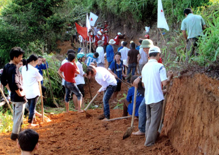 Đông đảo tình nguyện viên CTĐ huyện Lục Yên tham gia làm đường liên thôn bản ở xã Mường Lai.
