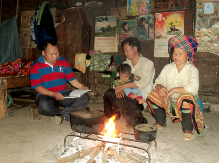 Đảng viên Chi bộ Trống Khua tuyên truyền, vận động nhân dân thực hiện các nghị quyết của Đảng.
