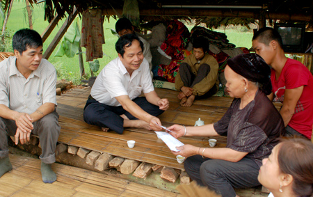 Lãnh đạo huyện Yên Bình trao quà, động viên người dân vượt qua khó khăn, khắc phục hậu quả do thiên tai gây ra