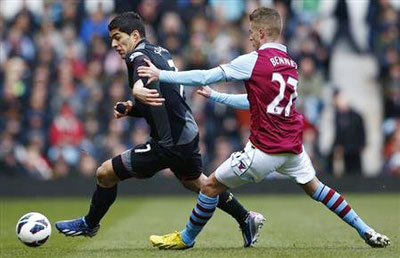 Tiền đạo Luis Suarez (trái, Liverpool) cố gắng vượt qua Joe Bennett của Aston Villa.
