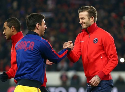 Beckham (phải) bắt tay Lionel Messi trước trận đấu tối qua.