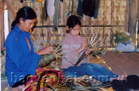 Những hộ dân ở 3 thôn Đồng Tha, Đồng Tâm, Đồng Tanh không có đất sản xuất, người dân sống chủ yếu bằng nghề đan rọ.