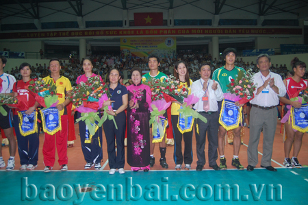 Các đồng chí lãnh đạo tỉnh Yên Bái và Liên đoàn Bóng chuyền Việt Nam tặng hoa và cờ lưu niệm cho các đội bóng tham dự Giải.

 
