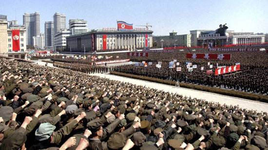 Người dân và quân đội Triều Tiên tham dự một cuộc mít tinh ủng hộ quyết định của nhà lãnh đạo Kim Jong-un.