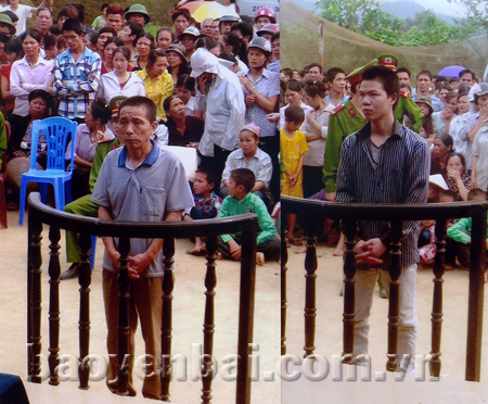 Hoàng Văn Hòa (trái) và Trần Văn Hùng (phải) trong phiên xét xử lưu động.