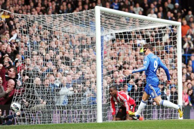 Tiền đạo Fernando Torres (số 9, Chelsea) áp sát cầu môn Sunderland trong tình huống hậu vệ Kilgallon phản lưới nhà.
