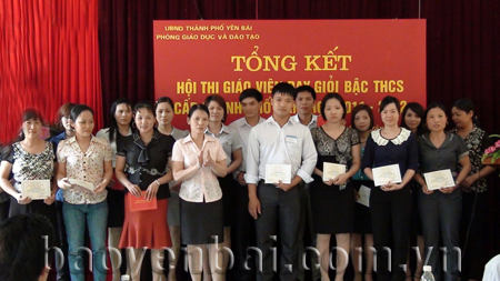 Các giáo viên đạt danh hiệu giáo viên dạy giỏi bậc THCS thành phố Yên Bái năm 2011 - 2012.
